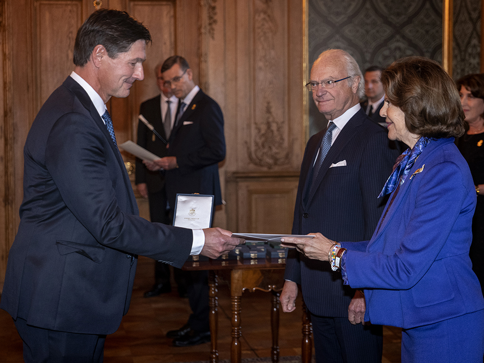 Stig Engström, oprichter van Engcon, neemt koninklijke onderscheiding in ontvangst van Z.M. de Koning in Koninklijk Paleis in Stockholm